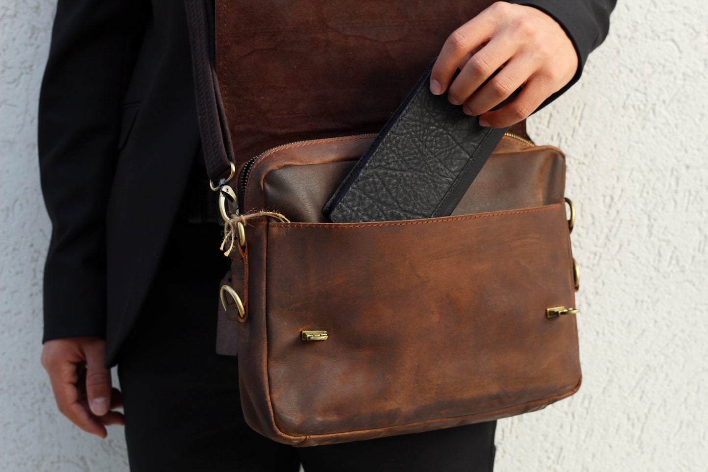 Handmade Full-Grain Leather Messenger Bag – Brown Vintage Shoulder Crossbody Satchel for Work, Laptop & Travel | ARICHI