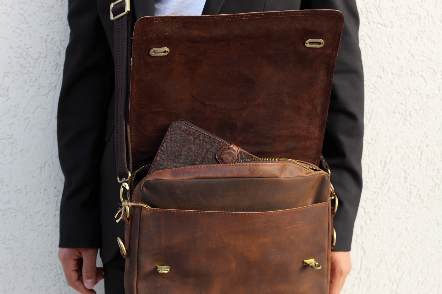 Handmade Full-Grain Leather Messenger Bag – Brown Vintage Shoulder Crossbody Satchel for Work, Laptop & Travel | ARICHI