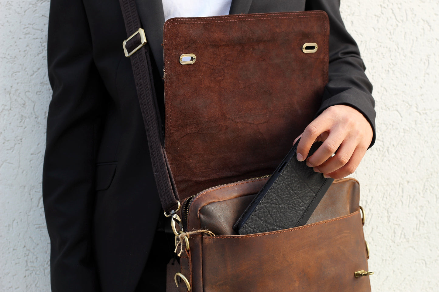 Handmade Full-Grain Leather Messenger Bag – Brown Vintage Shoulder Crossbody Satchel for Work, Laptop & Travel | ARICHI