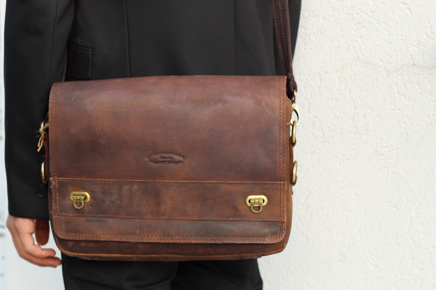 Handmade Full-Grain Leather Messenger Bag – Brown Vintage Shoulder Crossbody Satchel for Work, Laptop & Travel | ARICHI