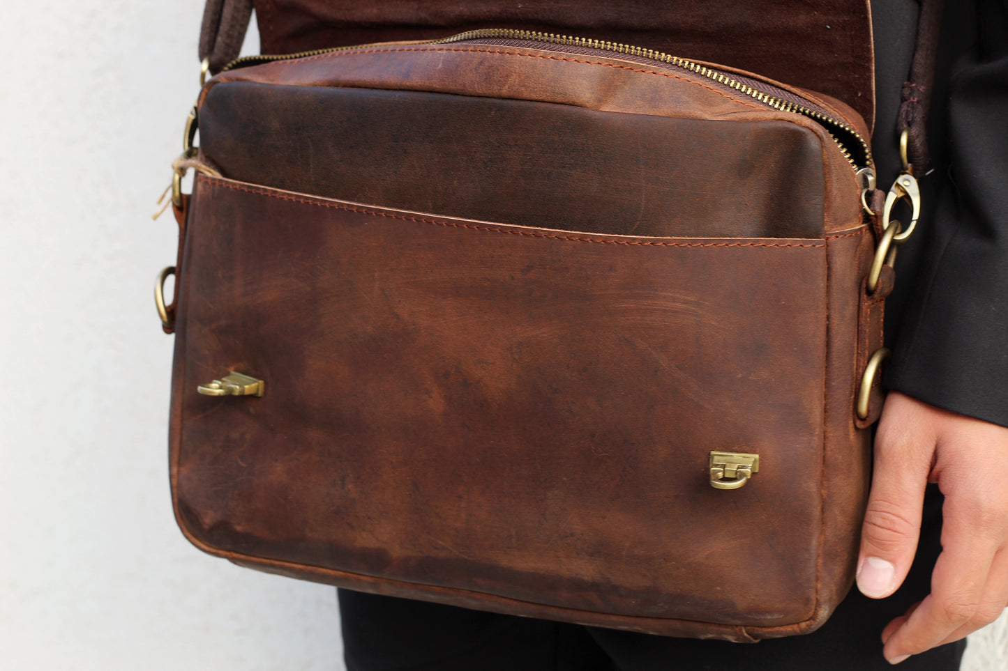 Handmade Full-Grain Leather Messenger Bag – Brown Vintage Shoulder Crossbody Satchel for Work, Laptop & Travel | ARICHI