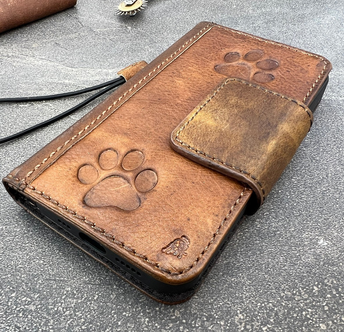 ARICHI Genuine Leather Case Samsung Galaxy s24 s23 Fe s22 s21 s20 Ultra s8 s9 Note 8 9 10 20 21 A71 A52 A53 A12 A31 A32 Vintage Polished Magnet Stamping Paws dog