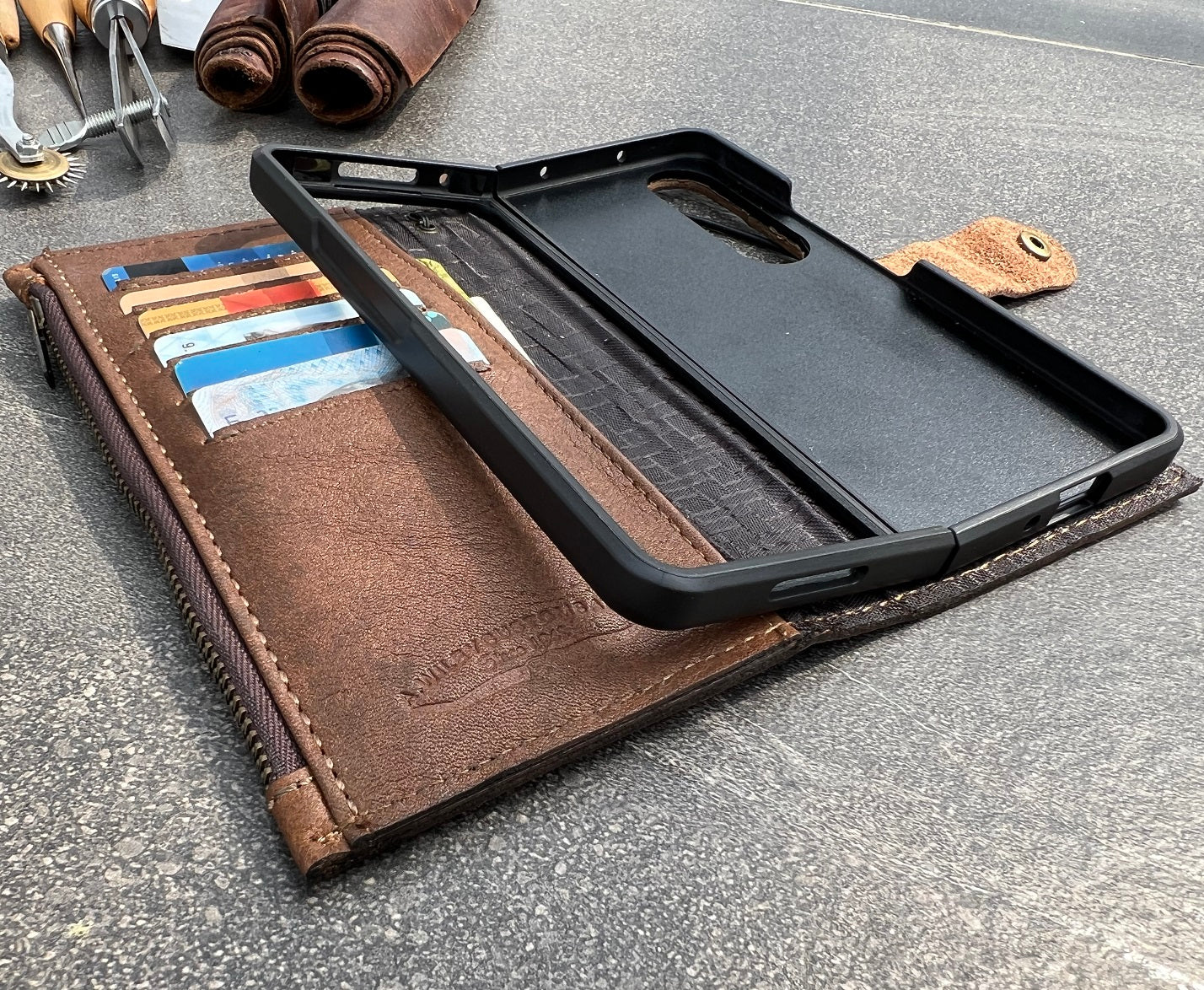 ARICHI Genuine Vintage Leather Case For Samsung Galaxy Z Fold 3 4 5 Back Cover Wallet Cards Slots Design Book Hand Strap craftsmanship fashioned distinctive Tan Stamping button Zipper Wash